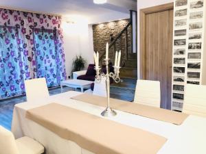 Un comedor con una mesa blanca y sillas blancas. en SWEET HOUSES VILLa, en Brasov