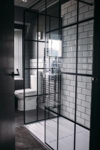 een badkamer met een toilet en een glazen wand bij Boreland Loch Tay in Aberfeldy