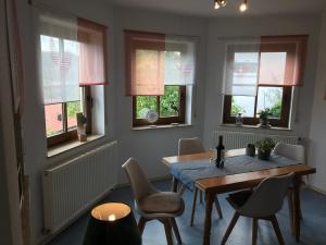 comedor con mesa, sillas y ventanas en Zollern-Alb Aktiv, en Albstadt