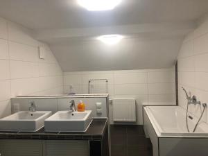 Ένα μπάνιο στο Ferienwohnung Zum Deutschen Hause