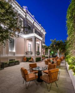 Posezení v ubytování The Bold Type Hotel, a Member of Design Hotels