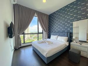 Un dormitorio con una cama y una ventana grande. en SKS Pavilion Residence by RR JBcity, en Johor Bahru 77 fotos más