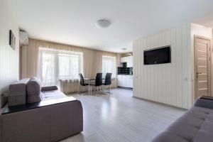 sala de estar con sofá, sillas y TV en City Center 2-bedroom apartment, en Dnipro