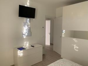 En tv och/eller ett underhållningssystem på Appartamento Sabbia & Conchiglie
