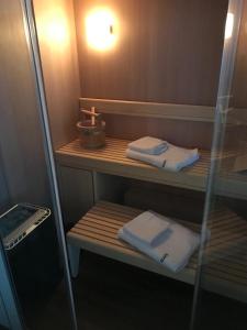 ein kleines Bad mit zwei Handtüchern auf einem Regal in der Unterkunft Ferienapartment: An Der Kunstakademie Heimbach in Heimbach