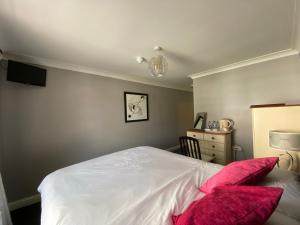 Flambards Hotel客房内的一张或多张床位