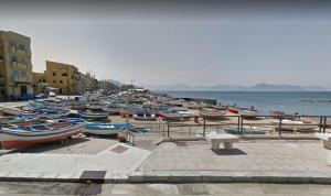 Un montón de barcos están alineados en un puerto en Aspra Beach, en Ficarazzi