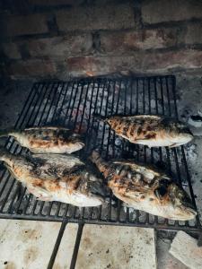 Ein für Gäste verfügbarer Grill im Chalet