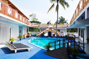 a bridge over a swimming pool in a resort at Hotel Thai Lanka in Hikkaduwa