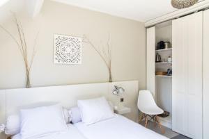 a bedroom with a white bed and a white chair at Hotelroom Villa 1913 in Bergen