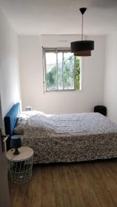 1 dormitorio con cama y ventana en T2 55m2 Perpignan proche centre ville et gare avec parking en Perpiñán