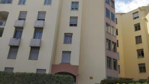 un edificio de apartamentos con balcones y apartamentos en condominio en T2 55m2 Perpignan proche centre ville et gare avec parking, en Perpiñán