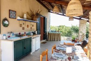 eine Küche und ein Esszimmer mit einem Tisch und Stühlen in der Unterkunft Villa Ananda homestay & yoga retreat in Palazzolo Acreide