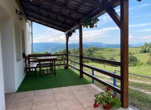 d'un balcon avec une table et une vue sur les montagnes. dans l'établissement Vila Novaković, à Kladovo