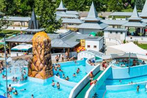 uma vista superior de uma piscina num parque aquático em Hunguest Hotel Sóstó em Nyíregyháza