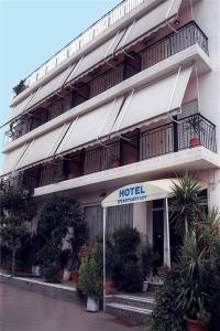 a hotel with an awning in front of it at Hotel Triantafyllou in Káto Tithoréa