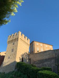 ein großes Schloss mit einem Gebäude im Hintergrund in der Unterkunft B&B La Lanterna in Fermo