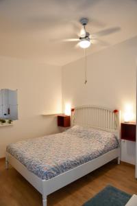 ジェノヴァにある616 Genova - Loft al Porto Anticoのベッドルーム1室(ベッド1台、シーリングファン付)