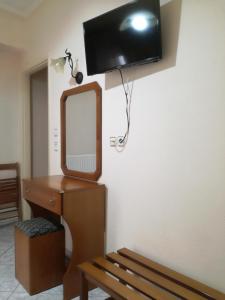 A television and/or entertainment centre at Hotel Triantafyllou