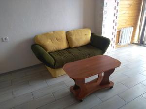 - un salon avec un canapé et une table basse dans l'établissement Apartment Poltava, à Poltava