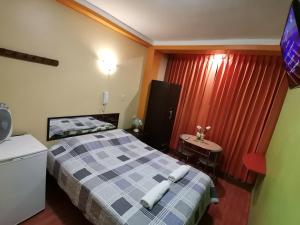 a hotel room with a bed and a table at Sombrero de Paja in Chiclayo