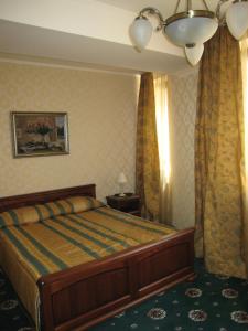 Una habitación de hotel con una cama en un dormitorio en Atrium Hotel, en Ivano-Frankivsk