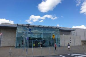 un bâtiment en verre avec des personnes qui marchent devant lui dans l'établissement private-ensuite-room Limerick city stay, à Limerick