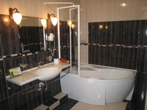 Koupelna v ubytování Atrium Hotel