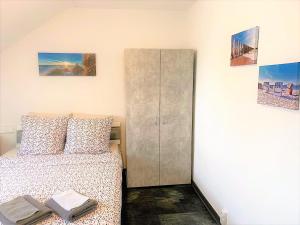 ein Schlafzimmer mit einem Schrank neben einem Bett in der Unterkunft MyHome Basel 3B44 in Saint-Louis