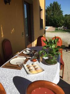 einen Tisch mit einem Teller Essen darüber in der Unterkunft Il Casale di Lavinia in Fabro