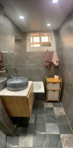 La salle de bains est pourvue d'un lavabo et d'une baignoire. dans l'établissement Les Falaises, à 'Aïn Taya