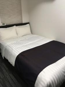 Postel nebo postele na pokoji v ubytování Shinbashi Urban Hotel