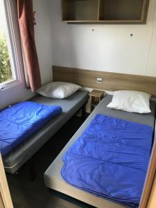 מיטה או מיטות בחדר ב-CampingKer