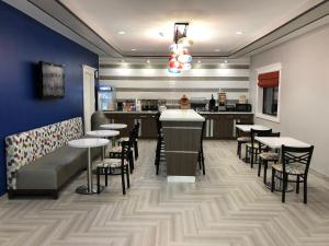 Kuchyň nebo kuchyňský kout v ubytování Executive Inn and Suites Joaquin