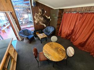 una vista aérea de una habitación con mesa y sillas en Chateau Backpackers & Motels en Franz Josef