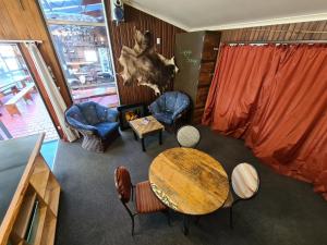 an overhead view of a room with a table and chairs at Chateau Backpackers & Motels in Franz Josef