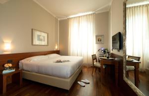 Ένα ή περισσότερα κρεβάτια σε δωμάτιο στο Hotel Fenice