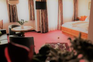 Uma cama ou camas num quarto em Scheffer's Hotel