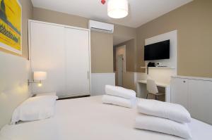 a hotel room with a bed and a television at Marina Palace Hotel 4 stelle S in Caorle
