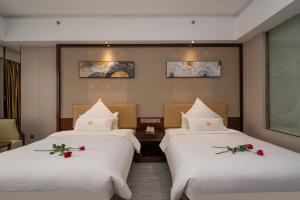 Posteľ alebo postele v izbe v ubytovaní King Royal Hotel Yunfu