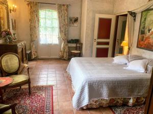 Een bed of bedden in een kamer bij Domaine de la Chartreuse Dautré