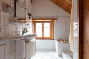 ein Badezimmer mit zwei Waschbecken und einem Fenster in der Unterkunft Meisser Romantica "adults only" in Guarda + 75 Fotos