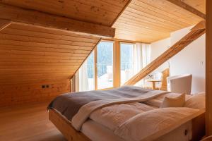 een groot bed in een kamer met een groot raam bij Meisser Romantica "adults only" in Guarda