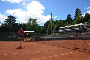 Tenis a/nebo squash v ubytování ✭Huippuvarusteltu Luksuskoti, Sauna, Ilmainen pysäköinti✭ nebo okolí