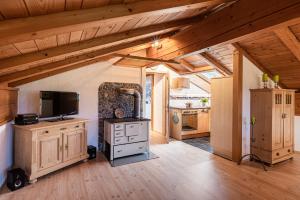 een grote keuken met houten vloeren en houten plafonds bij Ferienwohnung "Hüs 18" in Fischen