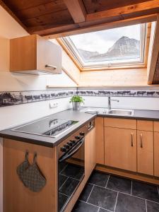 een keuken met een spoelbak en een raam bij Ferienwohnung "Hüs 18" in Fischen