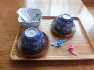 two blue and white cups on a wooden tray at Moto-Hakone Guest House in Hakone
