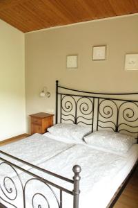 1 dormitorio con 1 cama grande con sábanas blancas en Gut Tausendbachl, en Regen