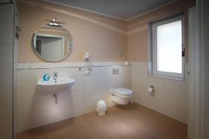 Koupelna v ubytování H&H Apartment im Greifswald Eldena Nr19-Jonas mit Terrasse + 6 fotografií