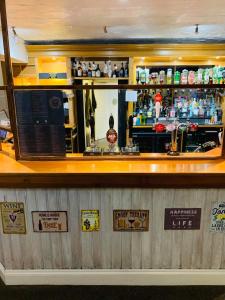 un bar en un restaurante con señales en él en Dartmoor Lodge Hotel, en Ashburton